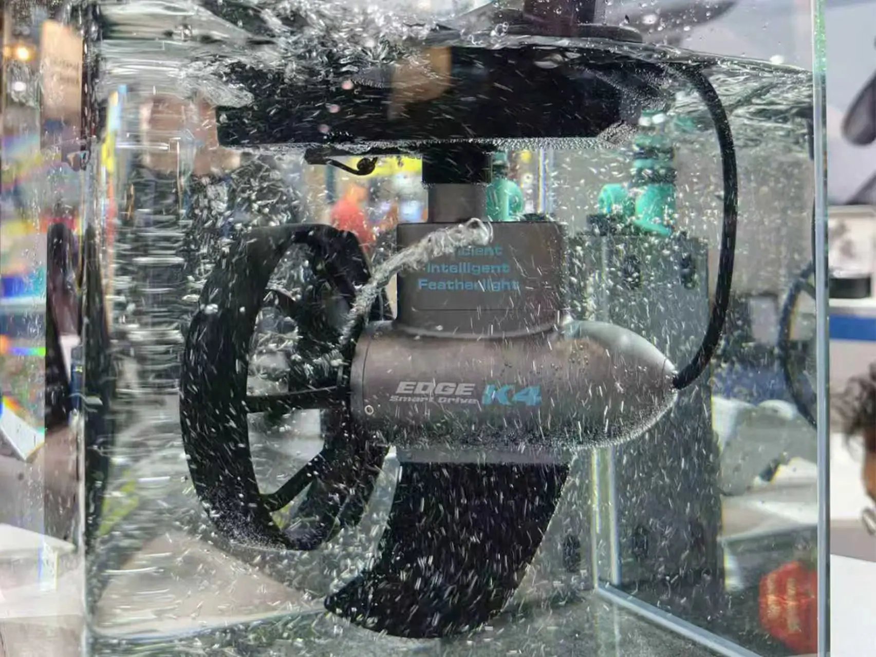 A 3D illustration showing the Tedgix K4 motor sliding seamlessly into a kayak's US fin box for a drill-free, zero-damage installation.