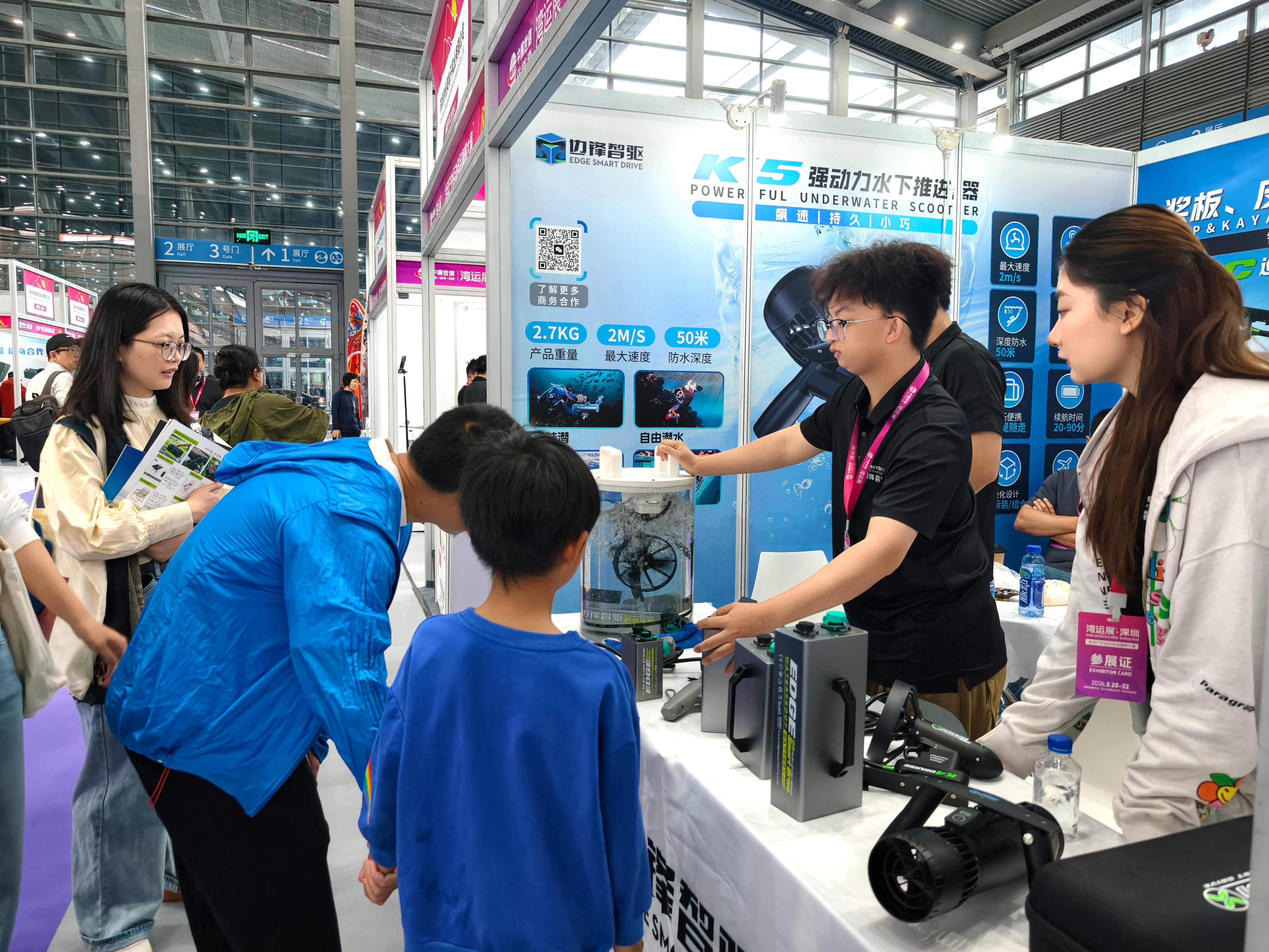 Visitors watch a live Tedgix product demonstration at Booth 2E57 during the COSP Shenzhen Outdoor Exhibition 2026.